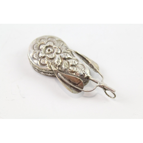 2072 - A sterling silver pear design snuff pendant - approx. gross weight 13g