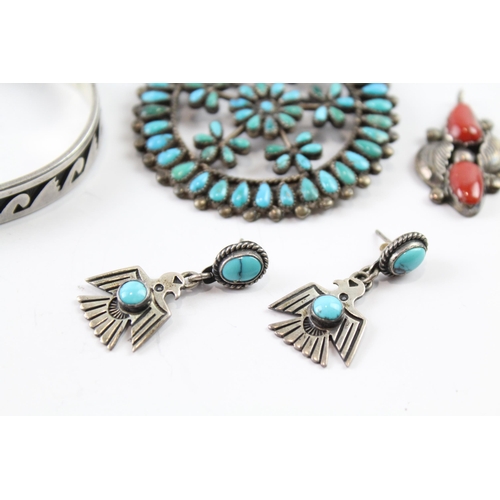 2074 - Four pieces of Native American sterling silver jewellery to include turquoise brooch etc. - approx. ... 