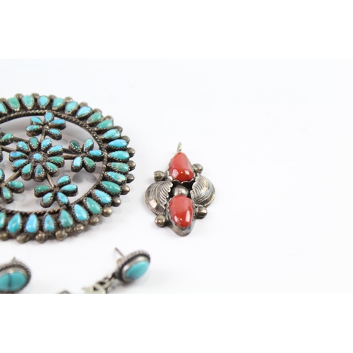 2074 - Four pieces of Native American sterling silver jewellery to include turquoise brooch etc. - approx. ... 