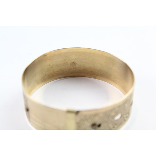 2082 - An Egyptian Revival rolled gold bangle with adjustable size - approx. gross weight 31g