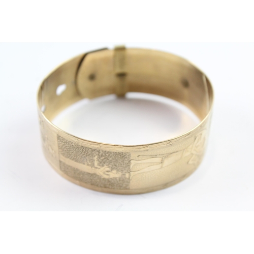 2082 - An Egyptian Revival rolled gold bangle with adjustable size - approx. gross weight 31g