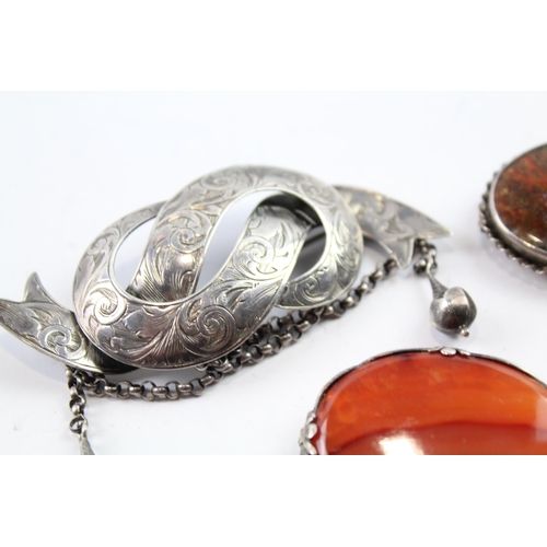 2095 - Four sterling silver brooches to include agate, etched etc. - approx. gross weight 44g