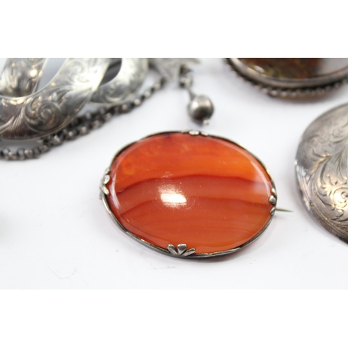 2095 - Four sterling silver brooches to include agate, etched etc. - approx. gross weight 44g