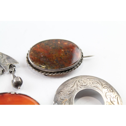 2095 - Four sterling silver brooches to include agate, etched etc. - approx. gross weight 44g