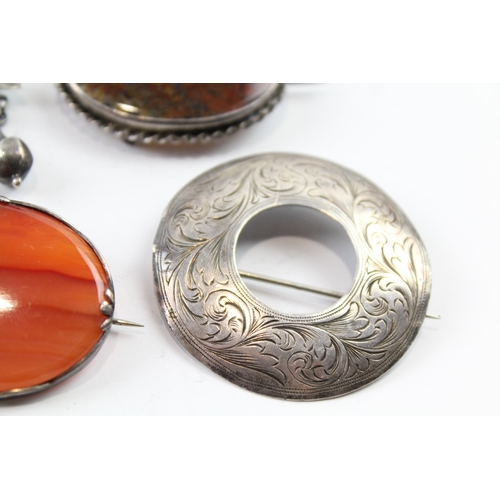 2095 - Four sterling silver brooches to include agate, etched etc. - approx. gross weight 44g