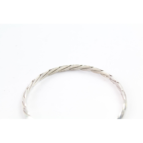 2098 - A Tiffany & Co sterling silver twisted rope knife edge bangle - approx. gross weight 16g