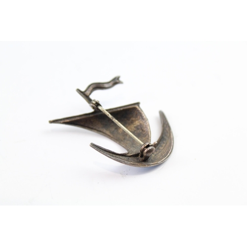 2100 - A Norwegian Ivar T Holth sterling silver and enamel ship brooch - approx. gross weight 4g