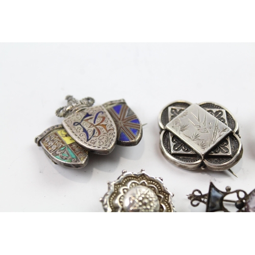 2106 - Five sterling silver antique brooches to include Arts and Crafts etc. - approx. gross weight29g