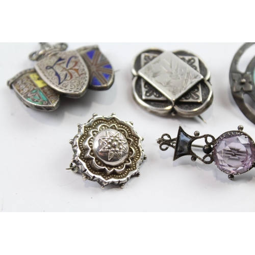 2106 - Five sterling silver antique brooches to include Arts and Crafts etc. - approx. gross weight29g