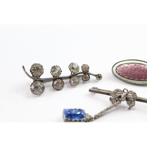 2113 - Four sterling silver brooches to include paste, enamel etc. - approx. gross weight 17g