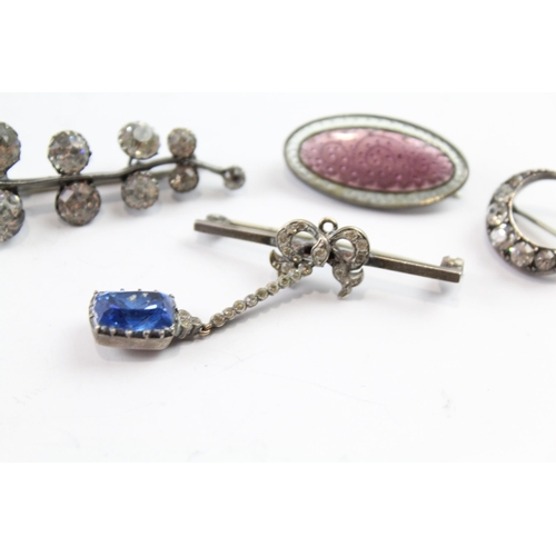 2113 - Four sterling silver brooches to include paste, enamel etc. - approx. gross weight 17g