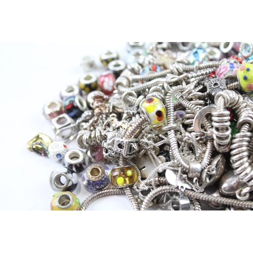 2118 - A collection of bracelets and loose charms to include beaded, glass etc.