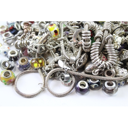 2118 - A collection of bracelets and loose charms to include beaded, glass etc.