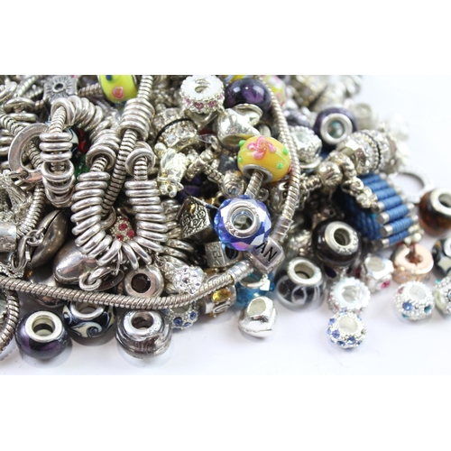 2118 - A collection of bracelets and loose charms to include beaded, glass etc.