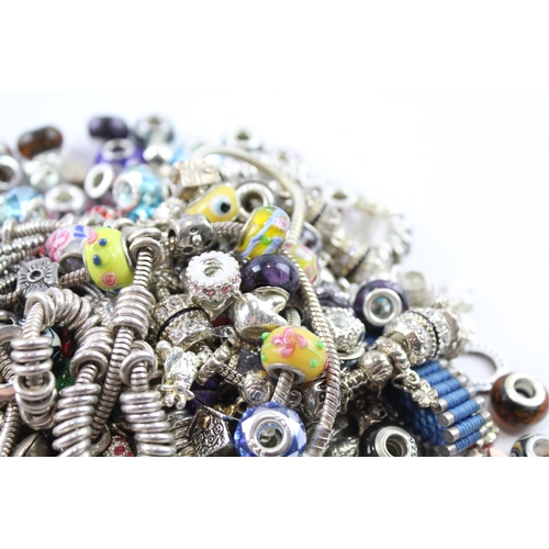 2118 - A collection of bracelets and loose charms to include beaded, glass etc.