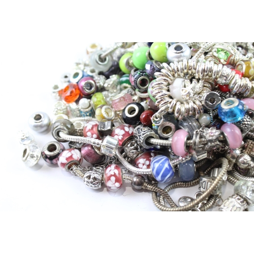 2121 - A collection of bracelets and loose charms to include Links of London, glass etc.