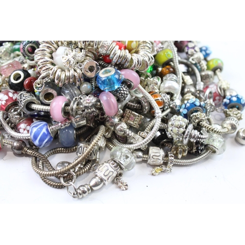 2121 - A collection of bracelets and loose charms to include Links of London, glass etc.