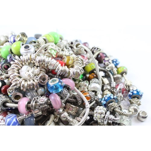 2121 - A collection of bracelets and loose charms to include Links of London, glass etc.