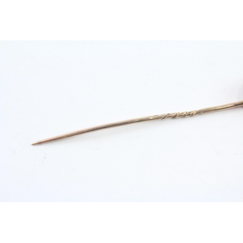 2002 - A pearl and sapphire stick pin with 15ct gold head and 9ct gold body - approx. gross weight 1.2g