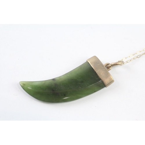 2016 - A 9ct gold nephrite claw pendant on chain - approx. gross weight 3.6g