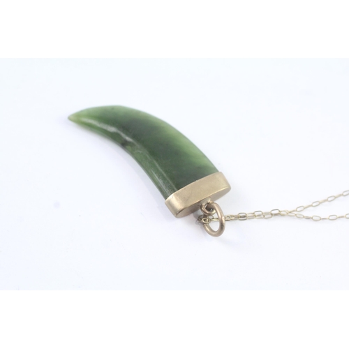 2016 - A 9ct gold nephrite claw pendant on chain - approx. gross weight 3.6g