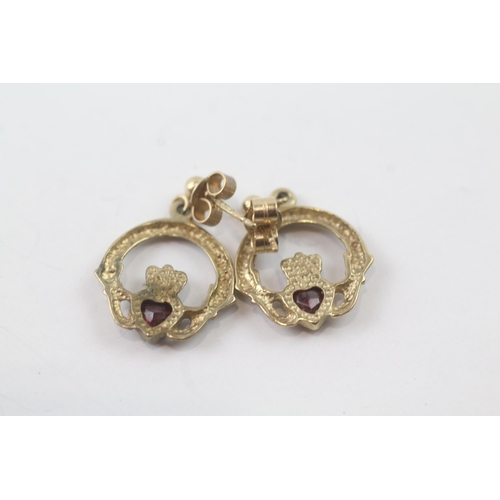 2034 - A pair of 9ct gold garnet claddah drop earrings - approx. gross weight 2.3g