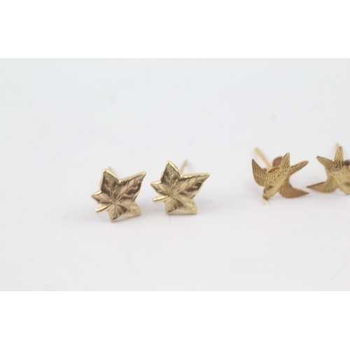 2036 - Two pairs of 9ct gold foliate stud earrings - approx. gross weight 0.8g