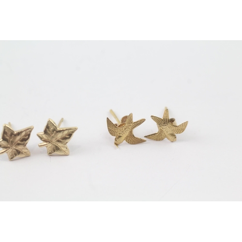 2036 - Two pairs of 9ct gold foliate stud earrings - approx. gross weight 0.8g