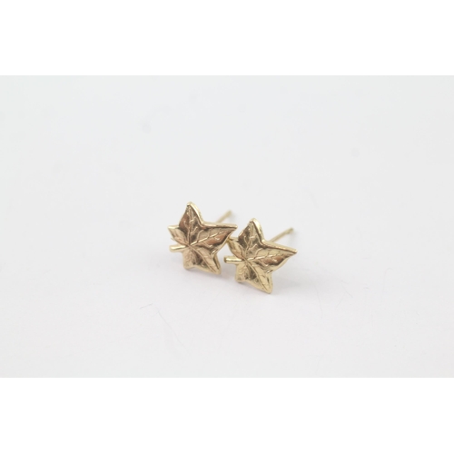 2036 - Two pairs of 9ct gold foliate stud earrings - approx. gross weight 0.8g