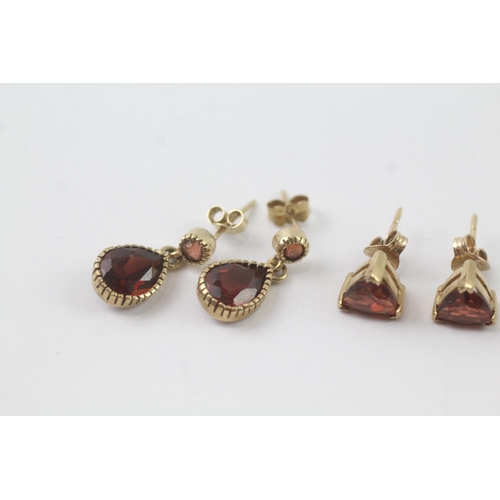 2041 - Two pairs of 9ct gold garnet drop and stud earrings - approx. gross weight 3.1g