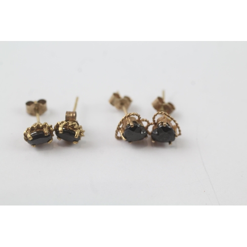 2043 - Two pairs of 9ct gold sapphire stud earrings - approx. gross weight 1.6g