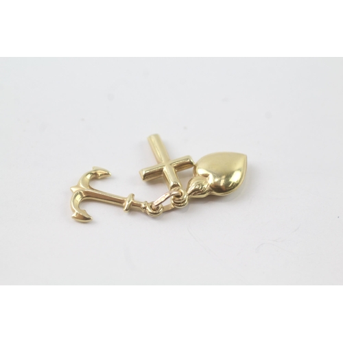 2044 - A 9ct gold love, faith and hope charm - approx. gross weight 1.6g