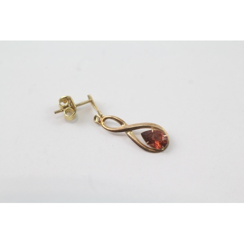 2045 - A pair of 9ct gold garnet drop twist earrings - approx. gross weight 0.6g