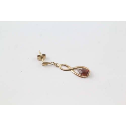 2045 - A pair of 9ct gold garnet drop twist earrings - approx. gross weight 0.6g