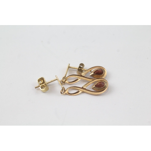 2045 - A pair of 9ct gold garnet drop twist earrings - approx. gross weight 0.6g