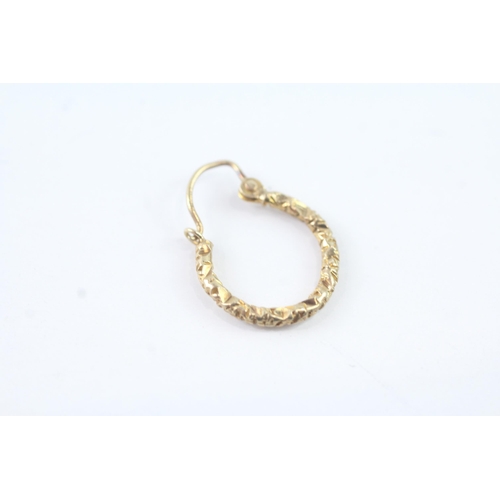 2048 - A pair of 9ct gold textured hinged hoop earrings - approx. gross weight 1.5g