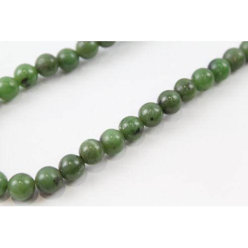 2055 - A nephrite beaded necklace with 9ct gold clasp - approx. gross weight 40.3g