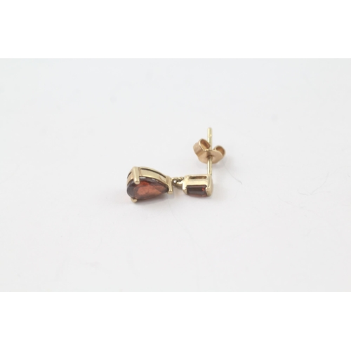 2061 - A pair of 9ct gold garnet drop dress earrings - approx. gross weight 1.7g