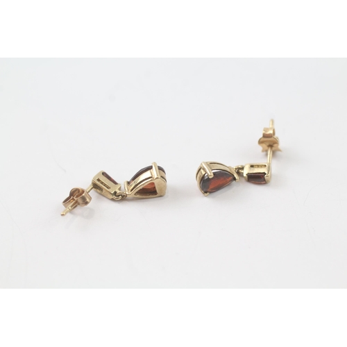 2061 - A pair of 9ct gold garnet drop dress earrings - approx. gross weight 1.7g