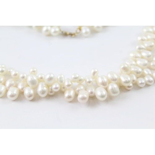 2067 - A cultured pearl necklace with 9ct gold clasp - approx. gross weight 96.6g