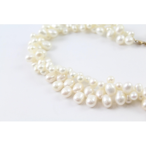 2067 - A cultured pearl necklace with 9ct gold clasp - approx. gross weight 96.6g