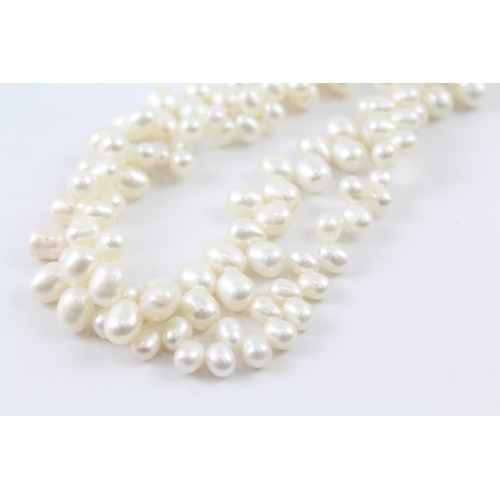 2067 - A cultured pearl necklace with 9ct gold clasp - approx. gross weight 96.6g