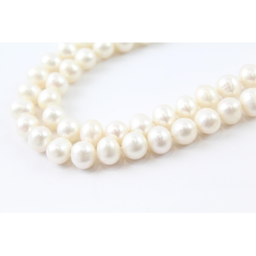 2068 - A cultured pearl beaded necklace with 10ct gold clasp - approx. gross weight 137.6g