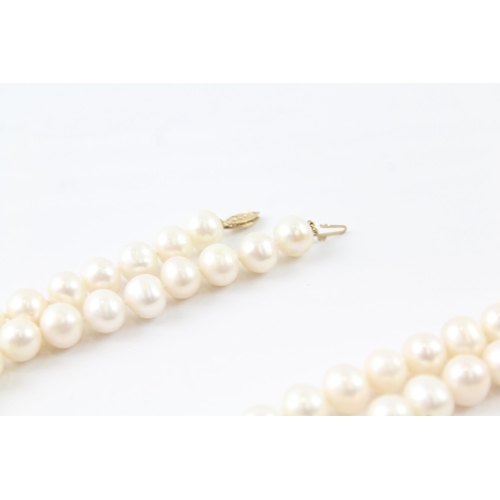 2068 - A cultured pearl beaded necklace with 10ct gold clasp - approx. gross weight 137.6g