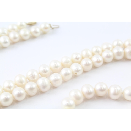 2068 - A cultured pearl beaded necklace with 10ct gold clasp - approx. gross weight 137.6g