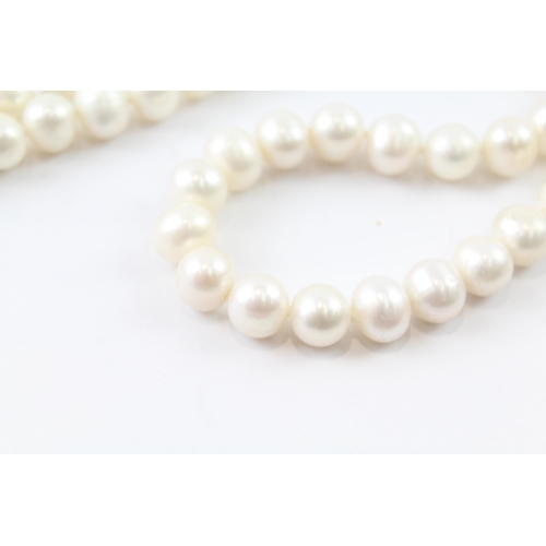 2068 - A cultured pearl beaded necklace with 10ct gold clasp - approx. gross weight 137.6g