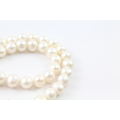 2068 - A cultured pearl beaded necklace with 10ct gold clasp - approx. gross weight 137.6g