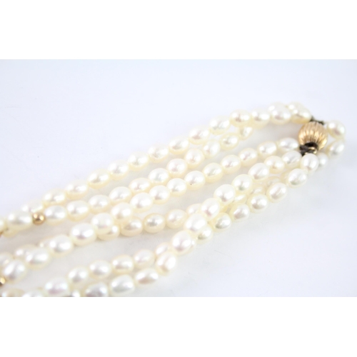 2069 - A cultured pearl necklace with 9ct gold clasp - approx. gross weight 40.7g