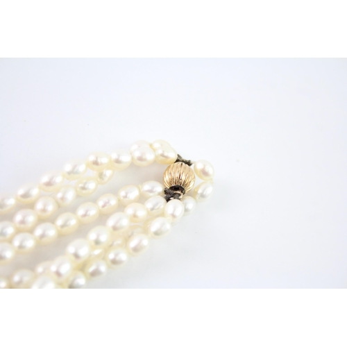 2069 - A cultured pearl necklace with 9ct gold clasp - approx. gross weight 40.7g