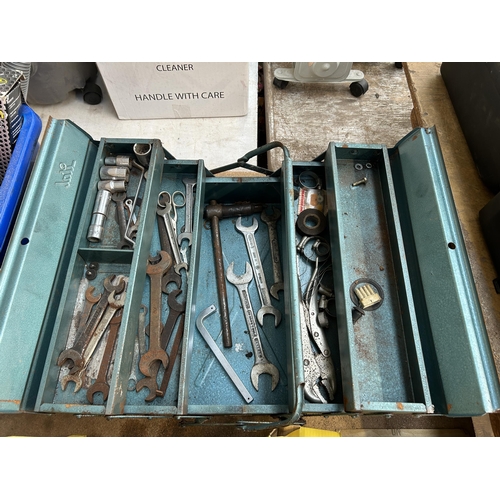 1595 - A collection of items to include Hilka car polisher, metal concertina tool box, Flo Masta dual flush... 